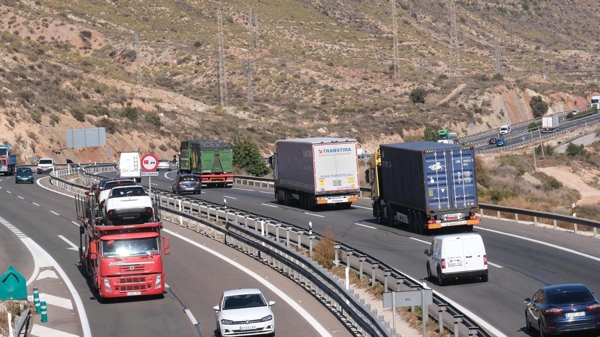 Vehículos transitando por la autovía A-31 en la provincia de Alicante.