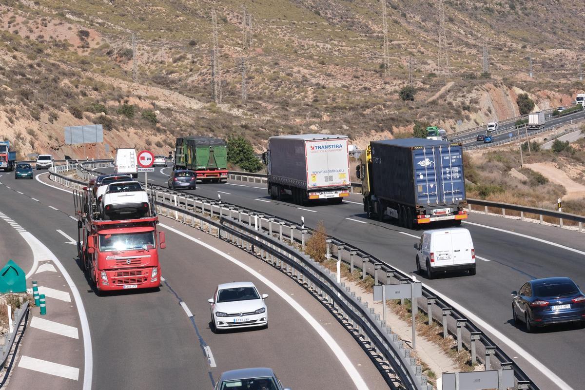 Camiones transitando por la autovía A-31 en la provincia de Alicante.
