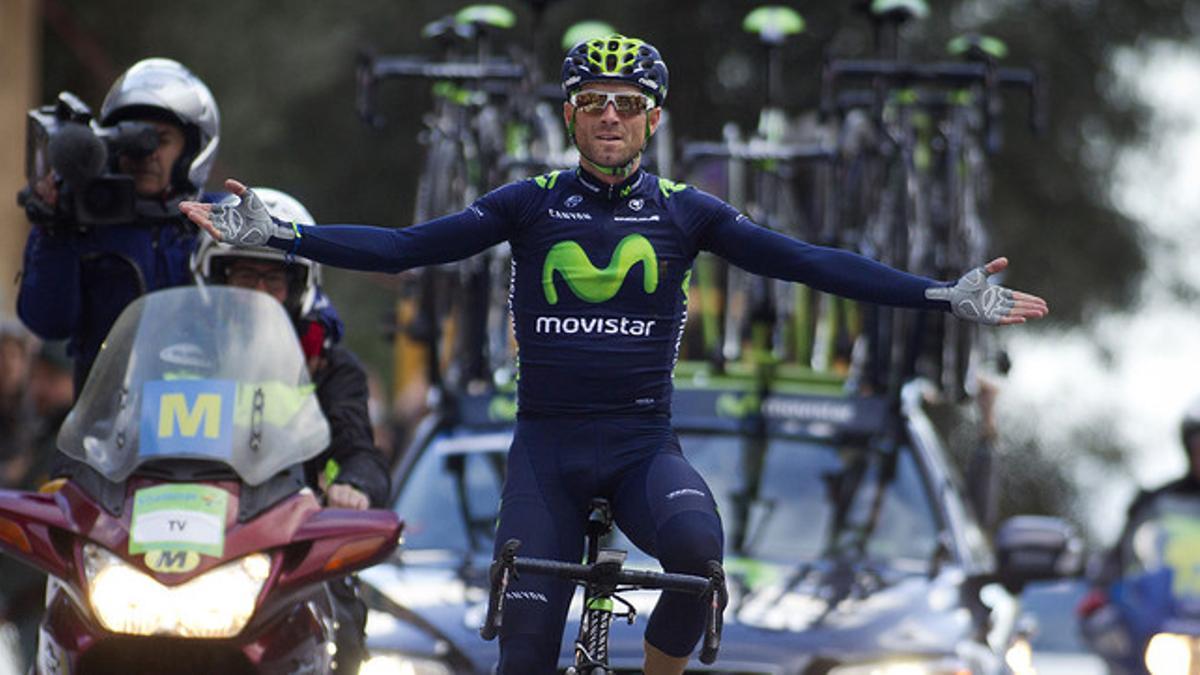 Alejandro Valverde, en el momento de cruzar en solitario la meta de la Challenge de Mallorca, en Deià