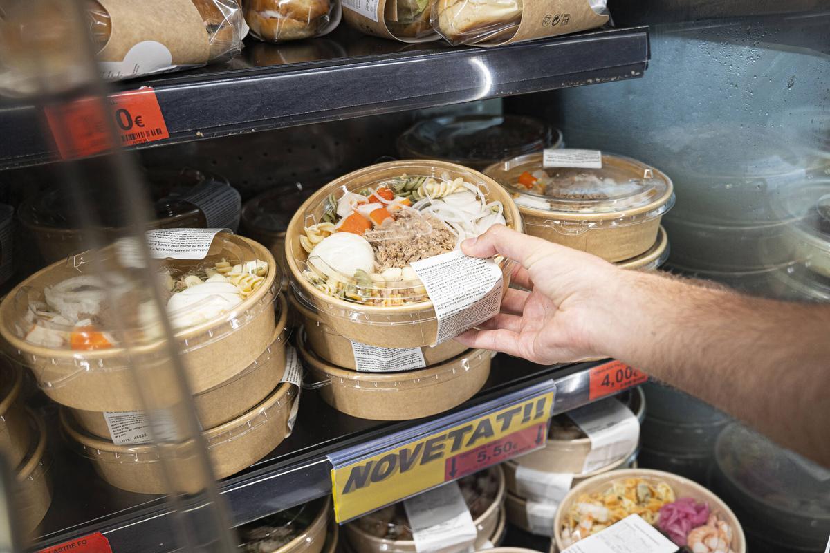 Un cliente se sirve una ensalada en la sección de 'Listo para comer' de Mercadona.