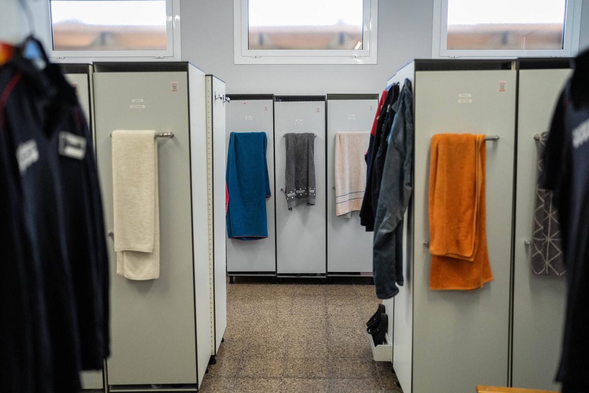 Lloret de Mar, 18/11/2025. SOCIEDAD. Vestuarios inclusivos en el parque de Bomberos de Lloret, uno de los tres parques que ya cuentan con este nuevo modelo de espacios adaptados. Foto: Zowy Voeten / El Periódico