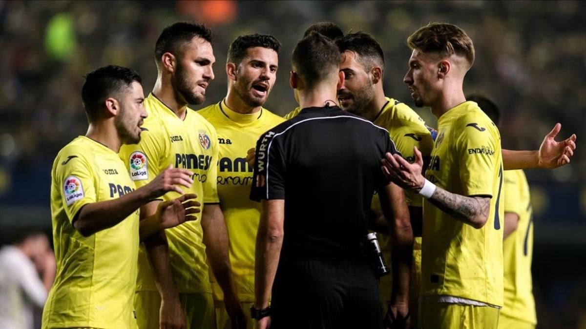 rpaniagua37456793 villarreal players speak to the referee  jesus gil manzano  170228094120