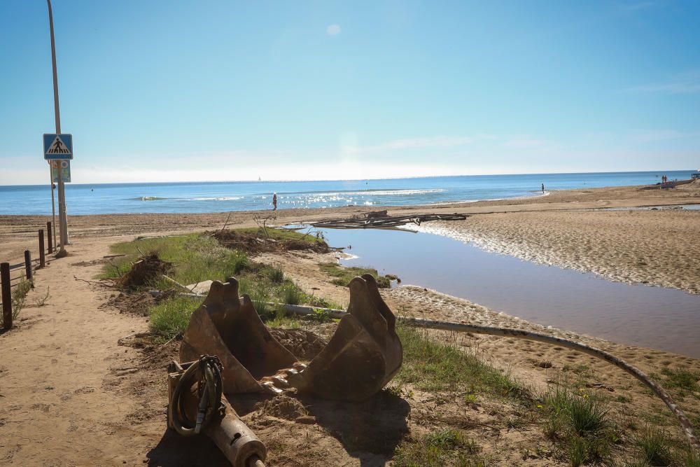 El río Nacimiento causó destrozos en Orihuela Costa en la gota fría en zonas donde se ha ocupado su cauce natural, como el paseo en la playa o los viales y zonas deportivas de varias urbanizaciones