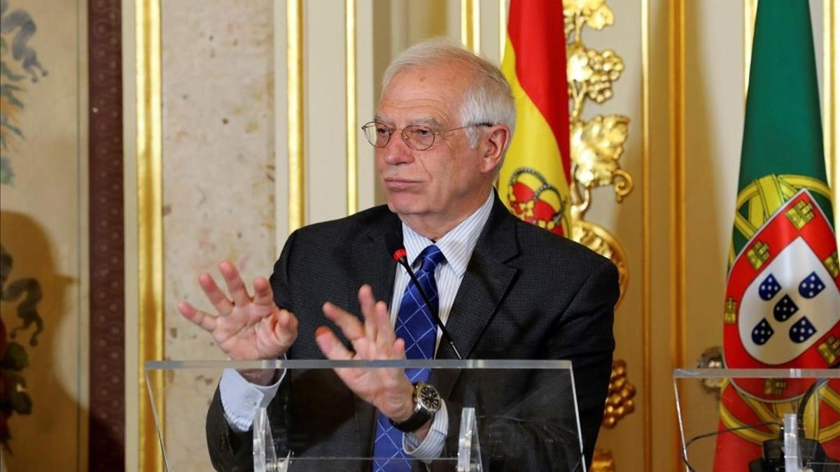 El ministro de Exteriores, Josep Borrell, en una rueda de prensa en Lisboa.