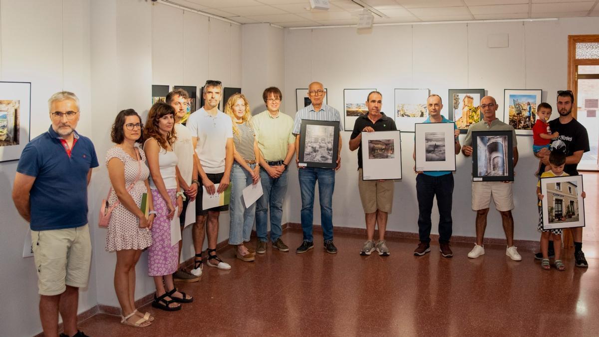 Guanyadors, jurat i autoritats municipals de Bocairent en l’entrega de premis del concurs de fotografia