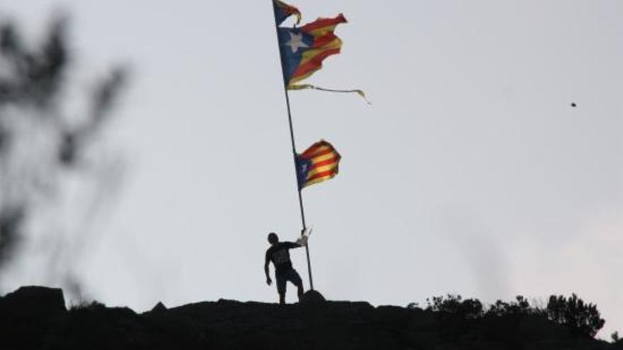 Un jove va penjar una nova estelada al Coll del Mosquit.