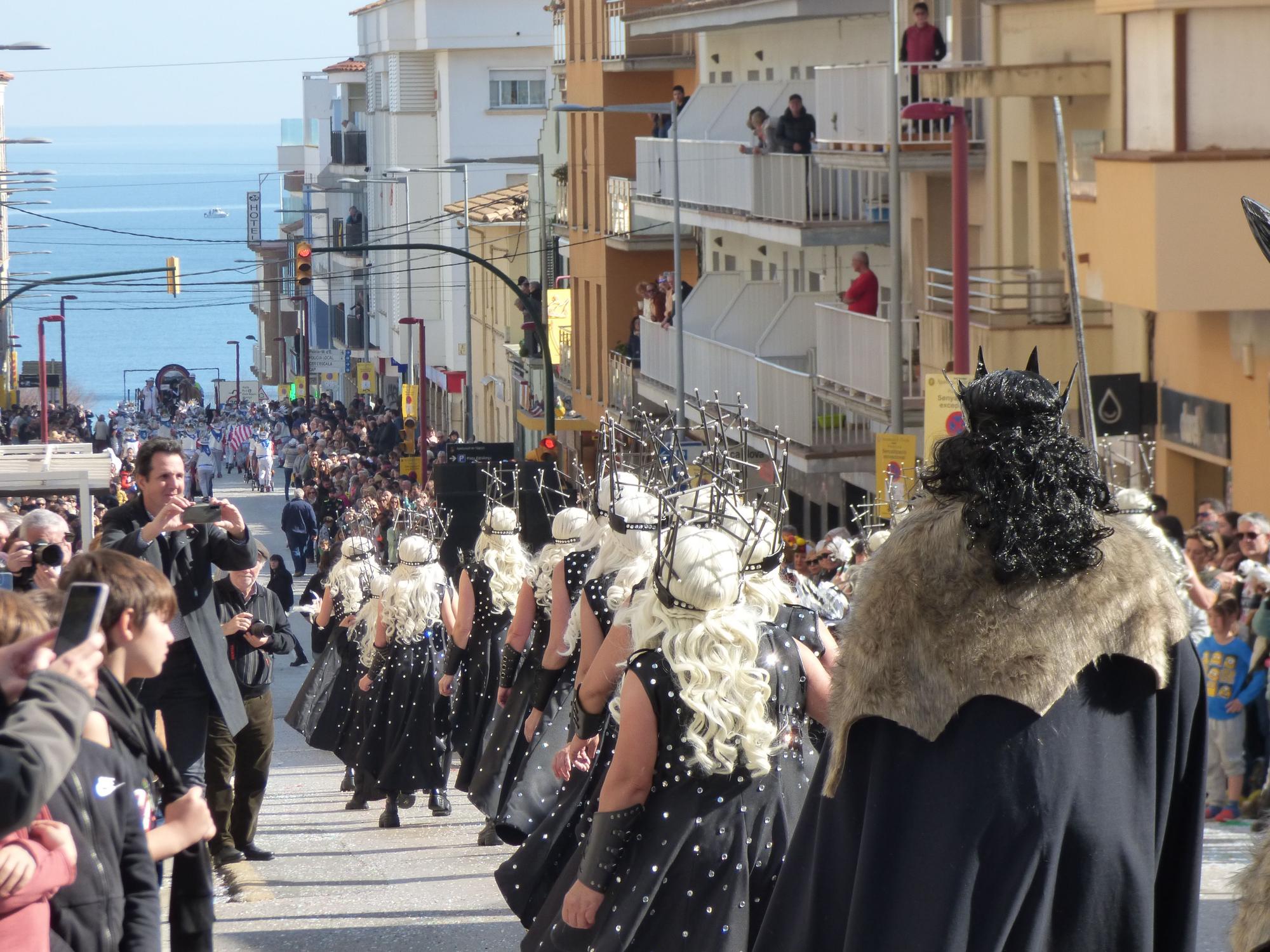 L'Escala vibra amb una rua de carnaval carregada d'imaginació