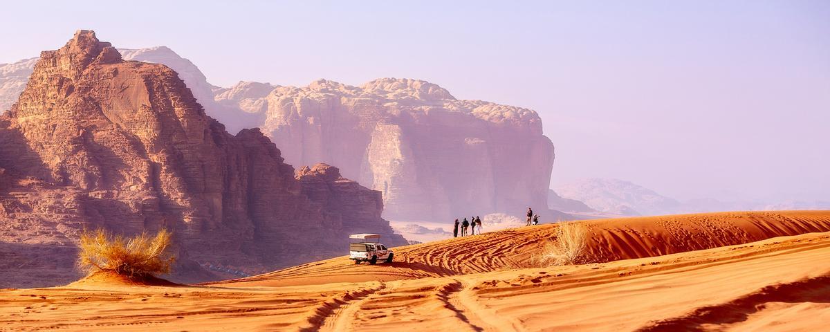 Recorrer el desierto de Wadi Rum en 4x4 es una experiencia imprescindible en Jordania. Los tours, guiados por beduinos locales, te llevan a explorar dunas rojas, cañones estrechos y formaciones rocosas espectaculares.