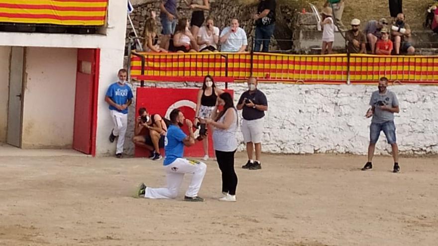 Pedida de mano en un concurso de recortadores de Morella