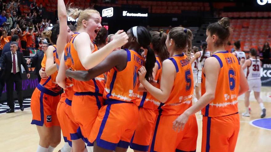 Las jugadoras del Valencia Basket celebran la victoria, ayer.