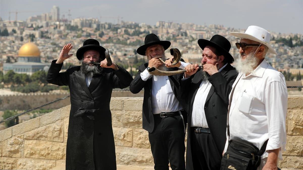 Judíos ultraortodoxos tocan el shofar, un instrumento litúrgico judío, con motivo del Yom Kippur.