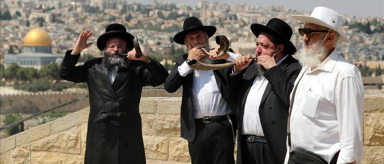Judíos ultraortodoxos tocan el shofar, un instrumento litúrgico judío, con motivo de la festividad del Yom Kippur, este miércoles en Jerusalén.