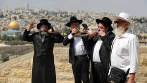 Judíos ultraortodoxos tocan el shofar, un instrumento litúrgico judío, con motivo de la festividad del Yom Kippur, este miércoles en Jerusalén.