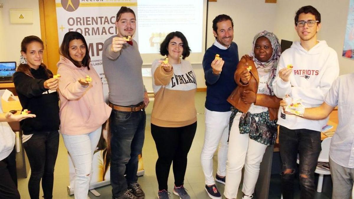 Jóvenes que participaron este jueves en la cuarta sesión del proyecto “Galicia Joven Emprende 21” posan con sus figuras.