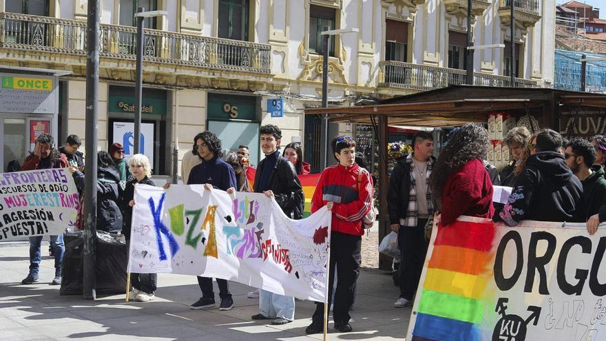 De León a Madrid, la solidaridad con la mujer trans benaventana agredida en La Bañeza traspasa las fronteras de Zamora