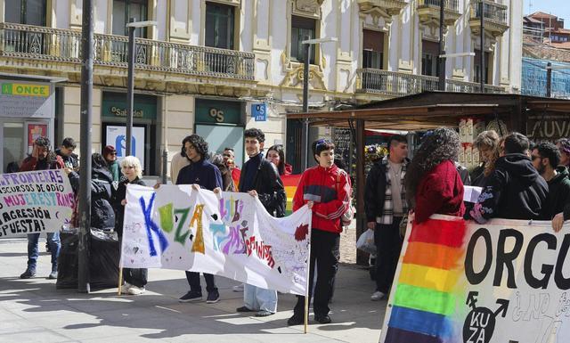 AGRESIÓN TRANSFOBIA | De León a Madrid, la solidaridad con la mujer trans  benaventana agredida en La Bañeza traspasa las fronteras de Zamora