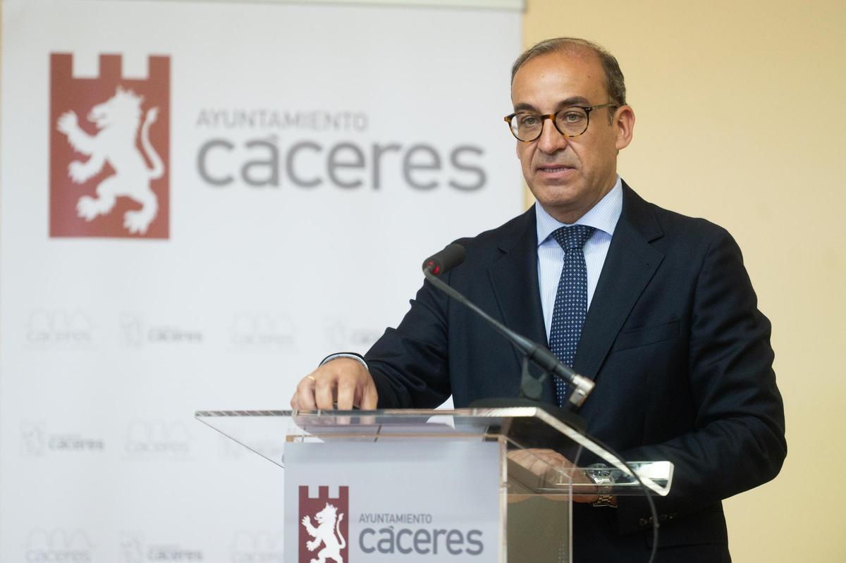 Galería | Así ha sido la entrega de distinciones a los agentes de la Policía Local de Cáceres por la festividad de la Virgen del Carmen