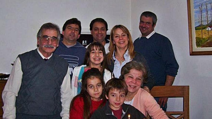 Marta Josefina Iglesias (abajo a la derecha) rodeada de su familia, que le ha apoyado en el empeño de investigar sus raíces zamoranas.