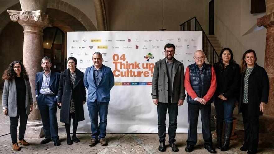 Representantes institucionales en la presentación.