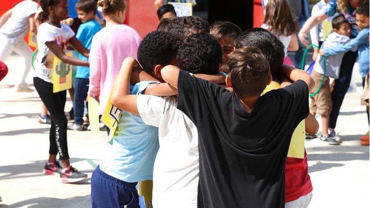 Un grupo de niños abrazados, en las Jornadas de la Dignidad.