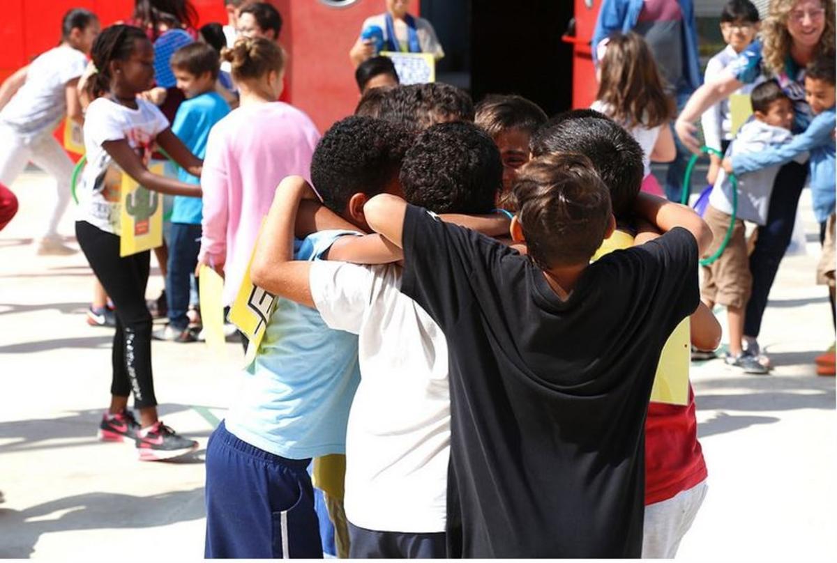 Un grup de nens abraçats, a les Jornades de la Dignitat.