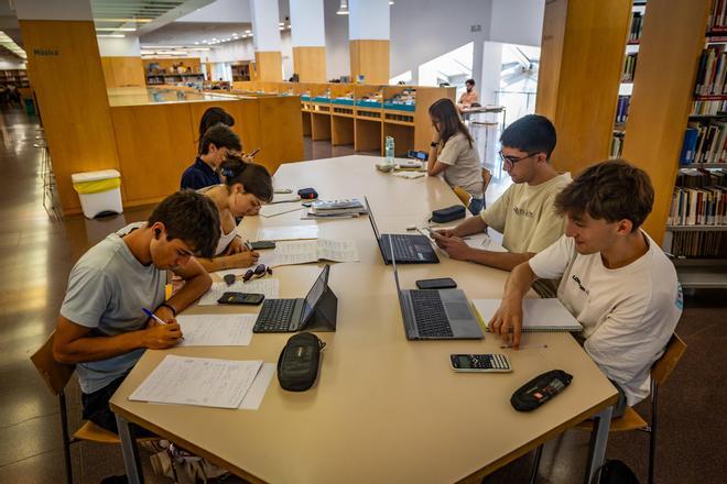 Estudiantes en la biblioteca Jaume Fuster de Barcelona, los días previos a la selectividad de 2025.