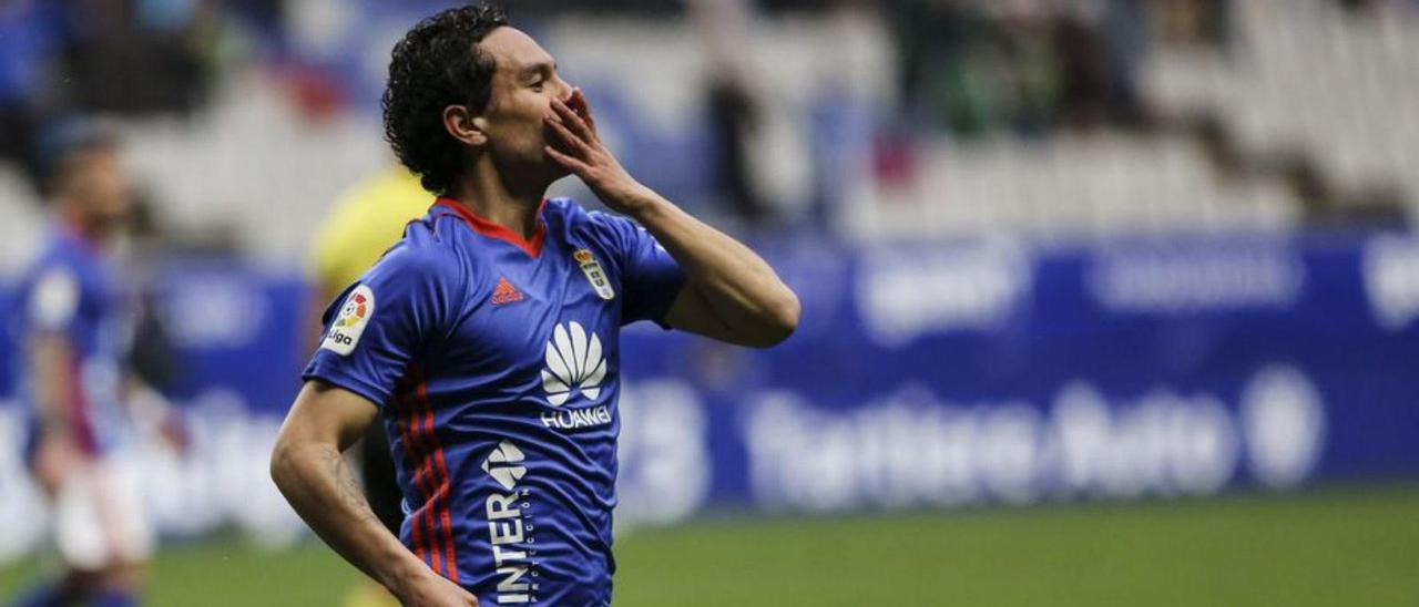 Steven celebra su gol al Granada con el Oviedo.