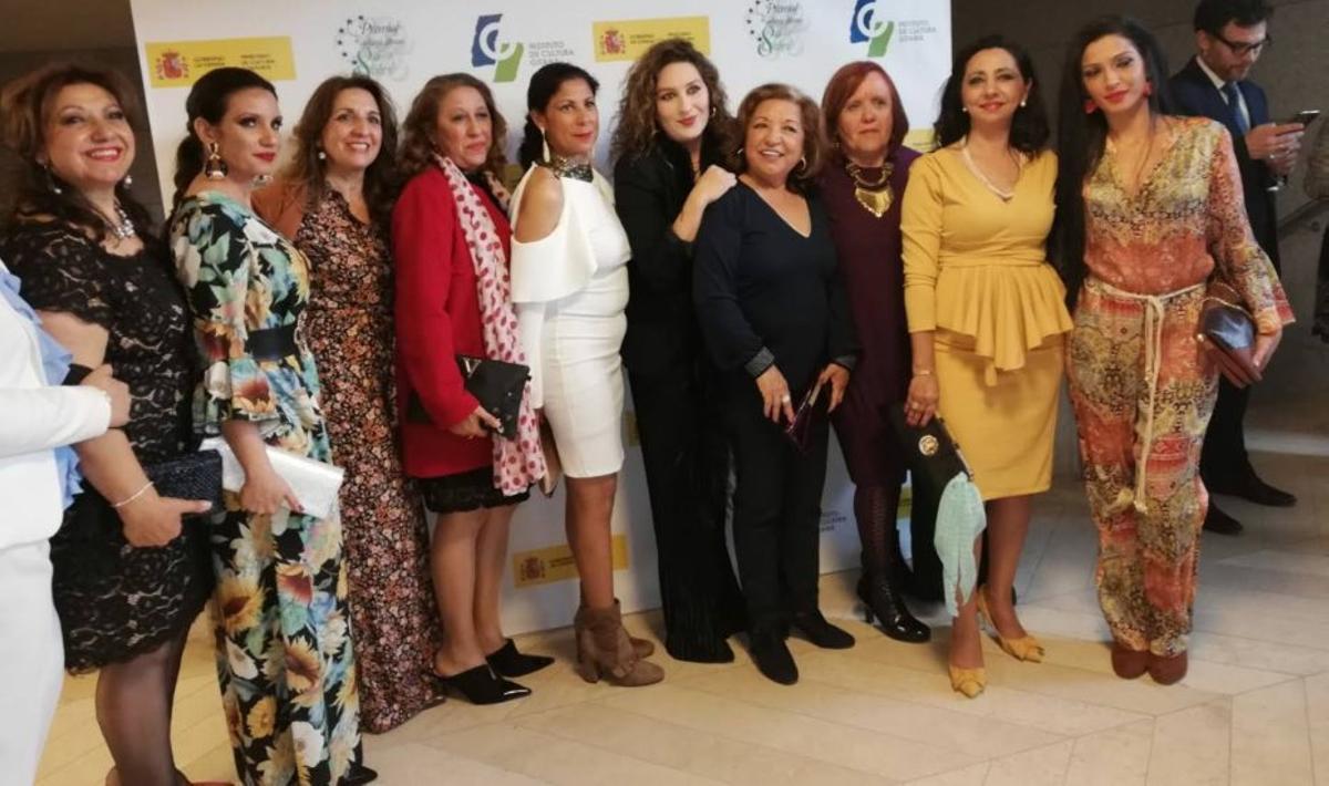 Colaboradoras y asesoras del Instituto de Cultura Gitana en la entrega de los Premios 8 de abril; en el centro y detrás de Alexandrina, Estrella Morente. | COLECCIÓN FAMILIAR