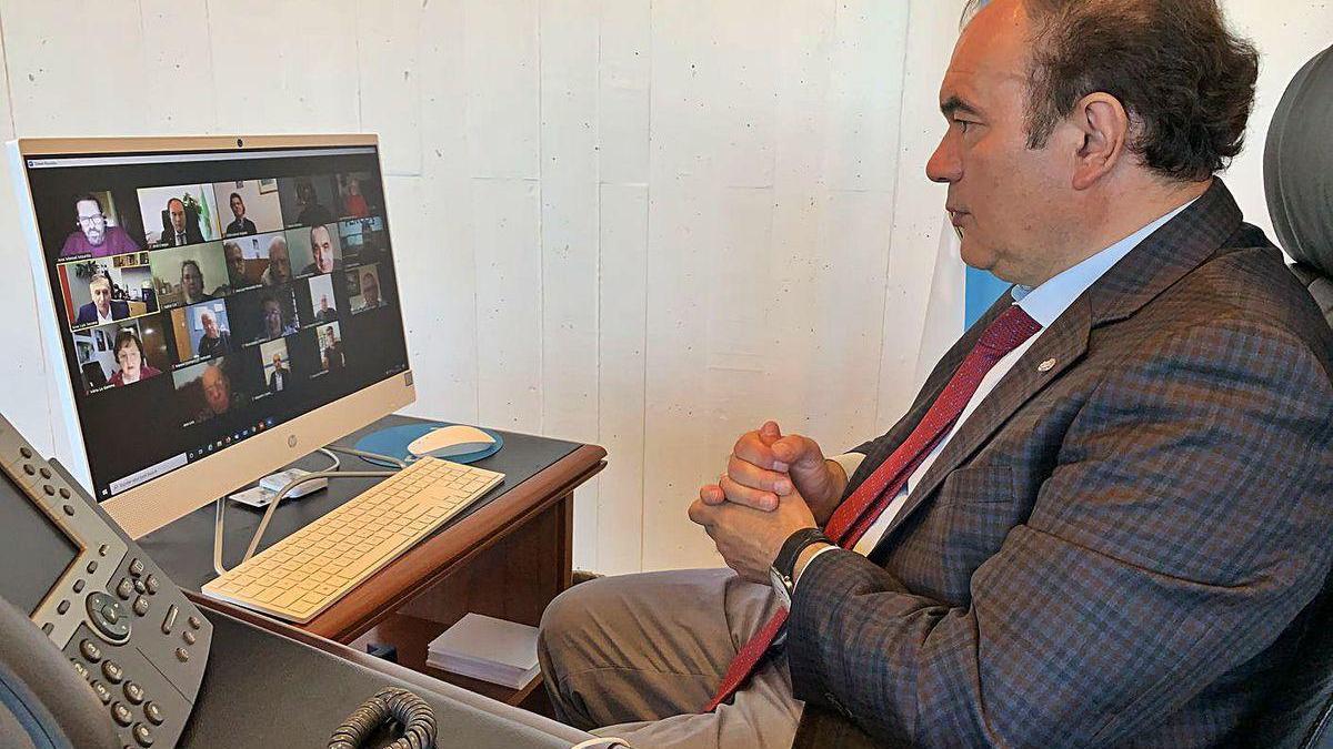 José Crespo, durante la videoconferencia con los otros alcaldes y el colectivo bonaerense.