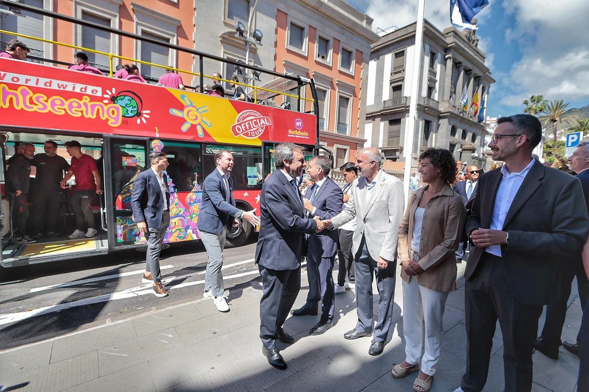 Así fue la visita institucional del CD Tenerife al Ayuntamiento de Santa Cruz