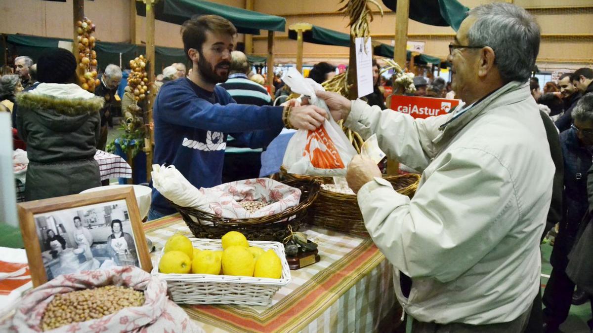 Puestos en la Feria de les Fabes, en imagen de archivo.