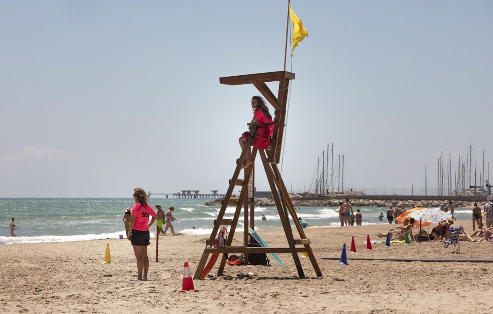 Canet iza sus banderas de calidad y presenta su dispositivo de playa.