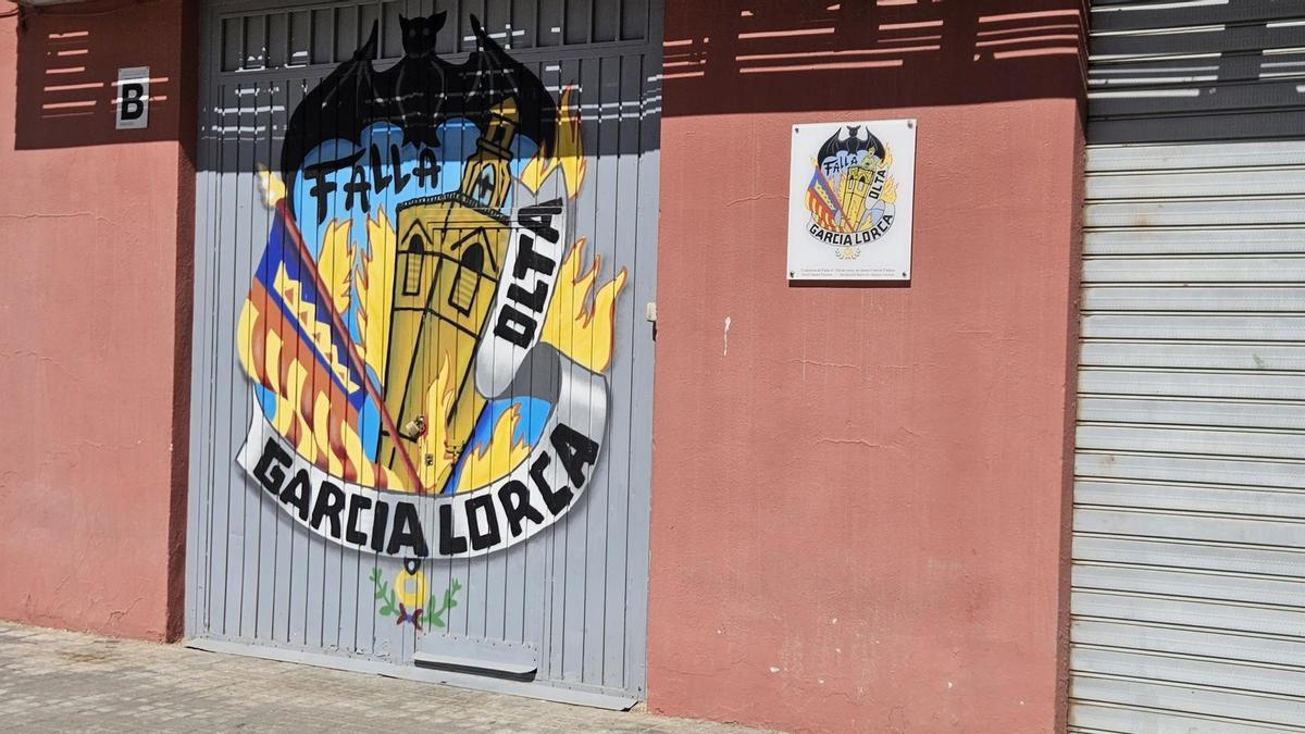 Puerta de un casal fallero: el de García Lorca-Oltá