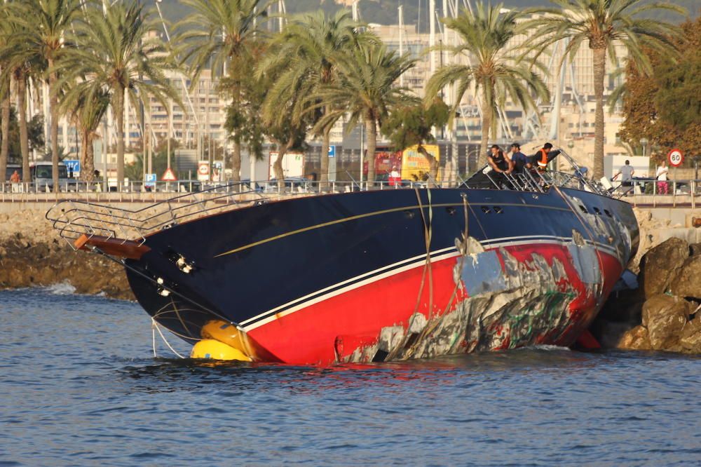 Empiezan los trabajos para reflotar el velero encallado en Can Pere Antoni