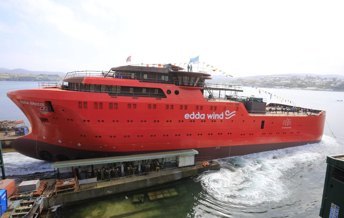 Botadura en Gondán de un buque de apoyo a la eólica offshore.