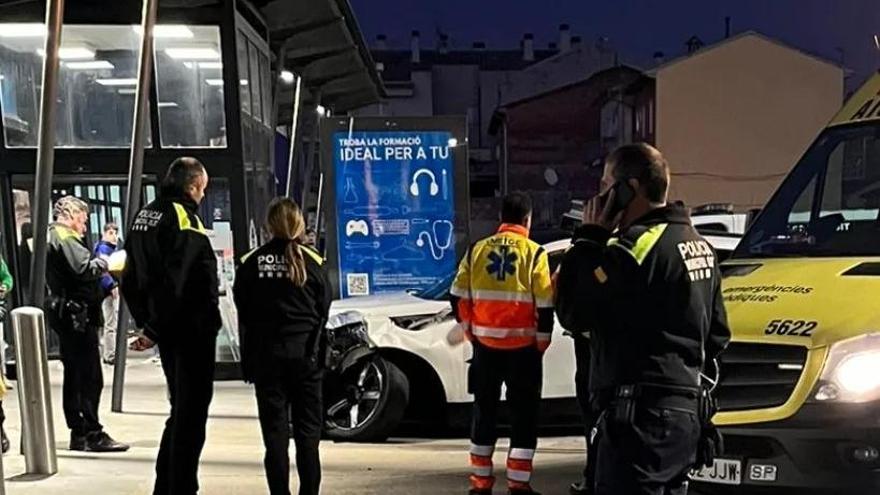 El vehicle accidentat davant la porta del supermercat d'Olot