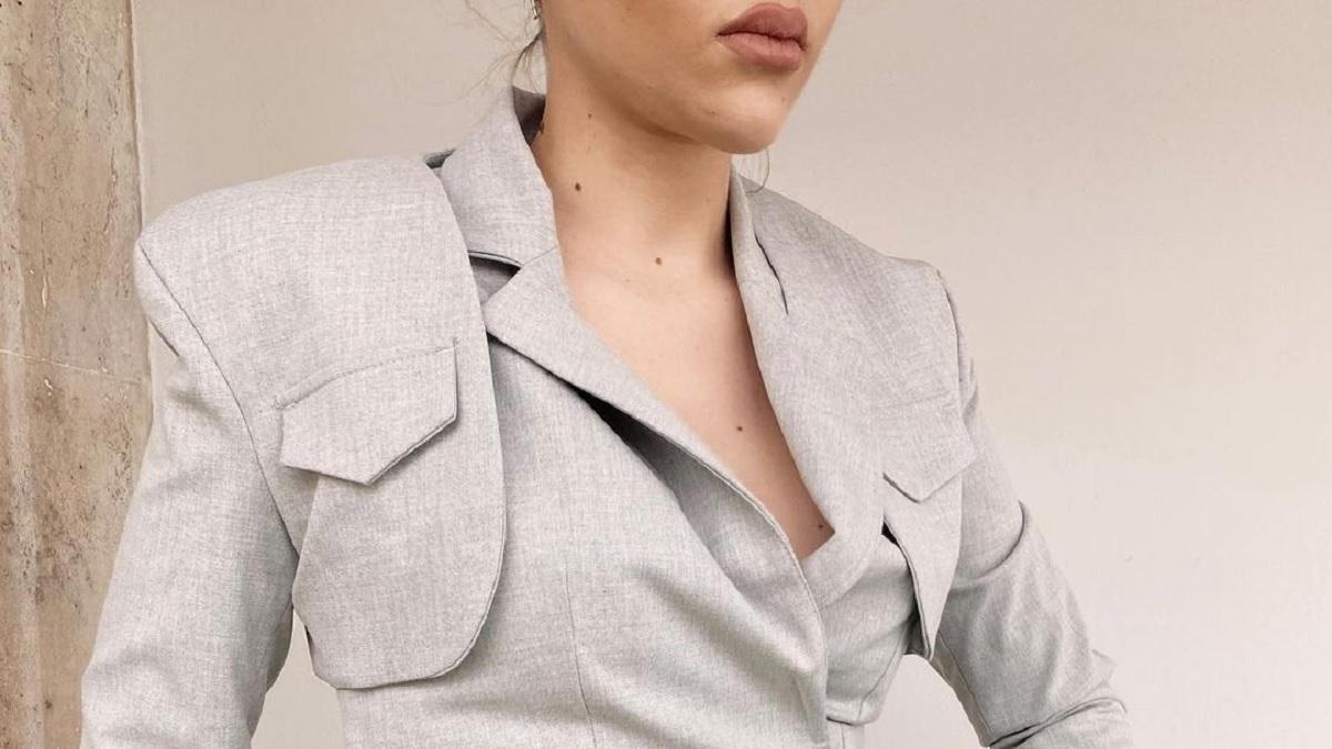 La 'influencer' Raquel Yañez con blazer de Berska para sumarse a la tendencia del 'flossing' en Instagram