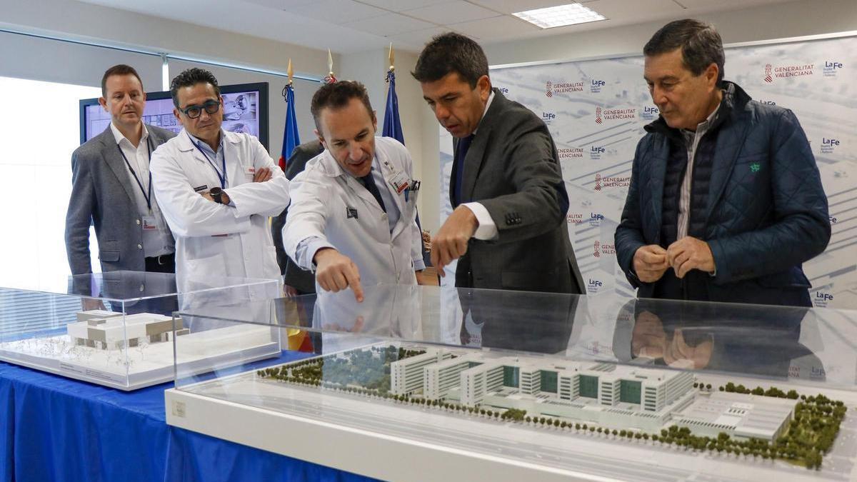 El president de la Generalitat valenciana, Carlos Mazón, visita el Hospital La Fe donde se construirá el primer centro de protonterapia.