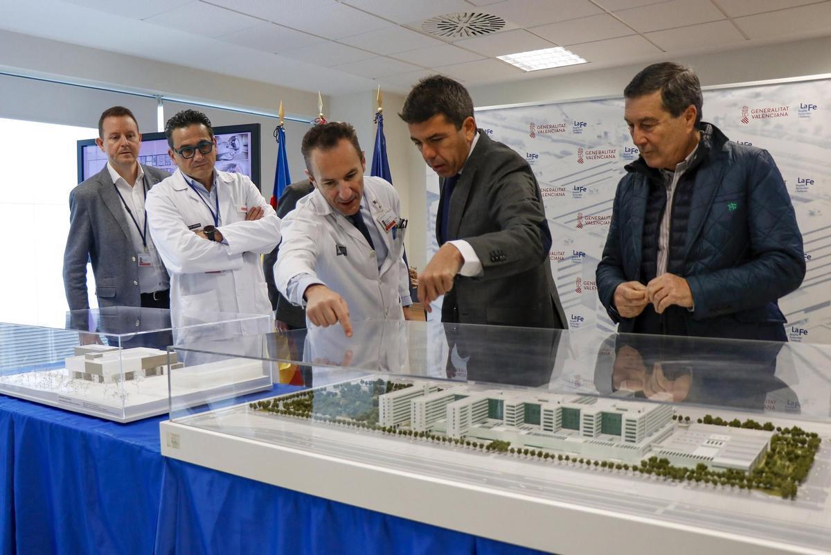 El president de la Generalitat valenciana, Carlos Mazón, visita el Hospital La Fe donde se construirá el primer centro de protonterapia.