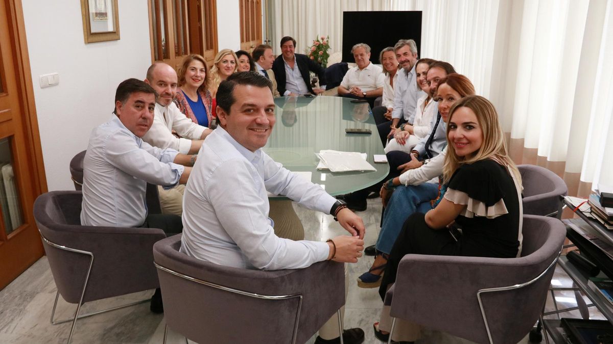 El alcalde, José María Bellido, con el gobierno municipal en el despacho de Alcaldía.
