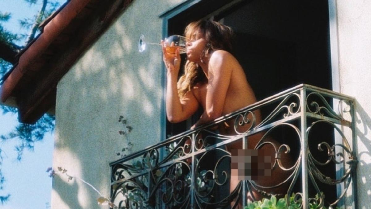 HALLE BERRY DESNUDA: En pelota picada bebiendo vino en un balcón