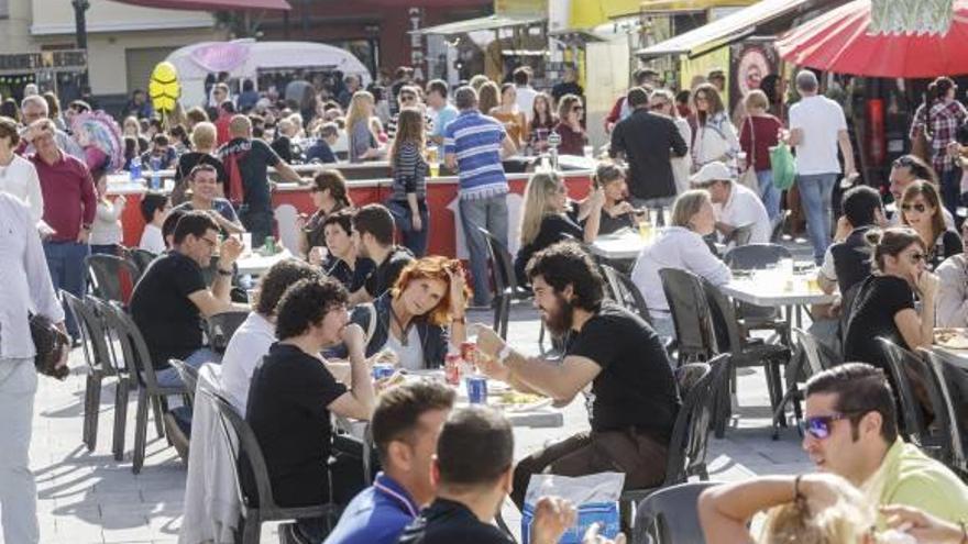 Aspecto de la concentración de «food trucks», ayer al mediodía.