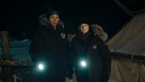 Kali Reis (Evangeline Navarro) y Jodie Foster (Liz Danvers) en True detective: Noche polar
