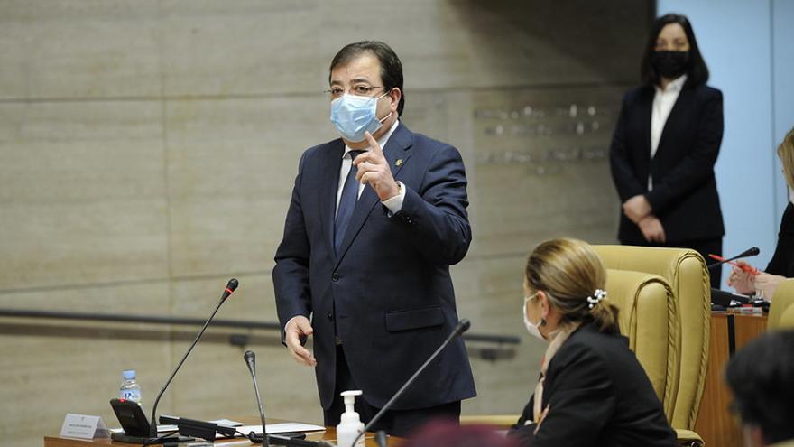 Guillermo Fernández Vara interviene en un pleno de la Asamblea desde su escaño.