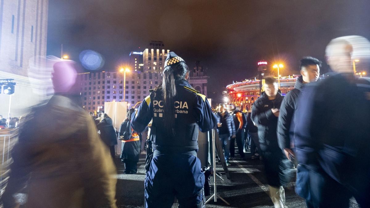 Un agente de la Guardia Urbana de Barcelona durante un dispositivo en la capital catalana