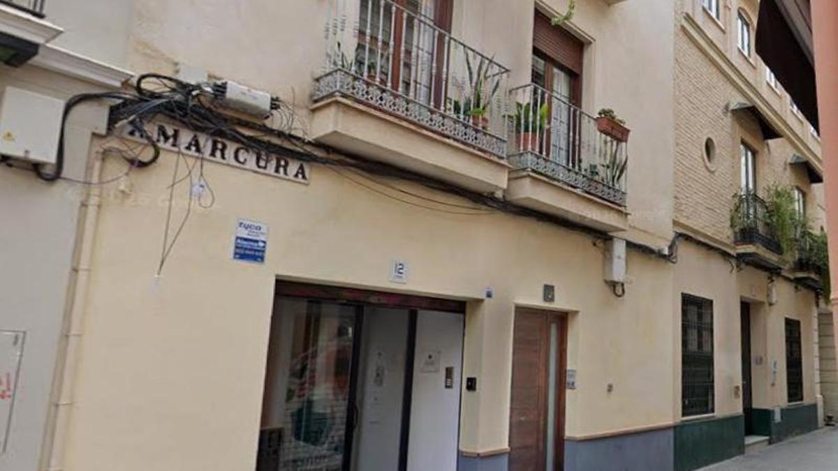 La calle Amargura se encuentra entre Relator y la plaza Calderón de la Barca.