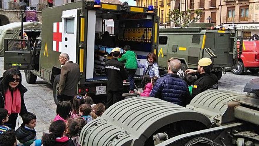 Los escolares esperan para acceder a la ambulancia completamente equipada, expuesta ayer en la Plaza Mayor.