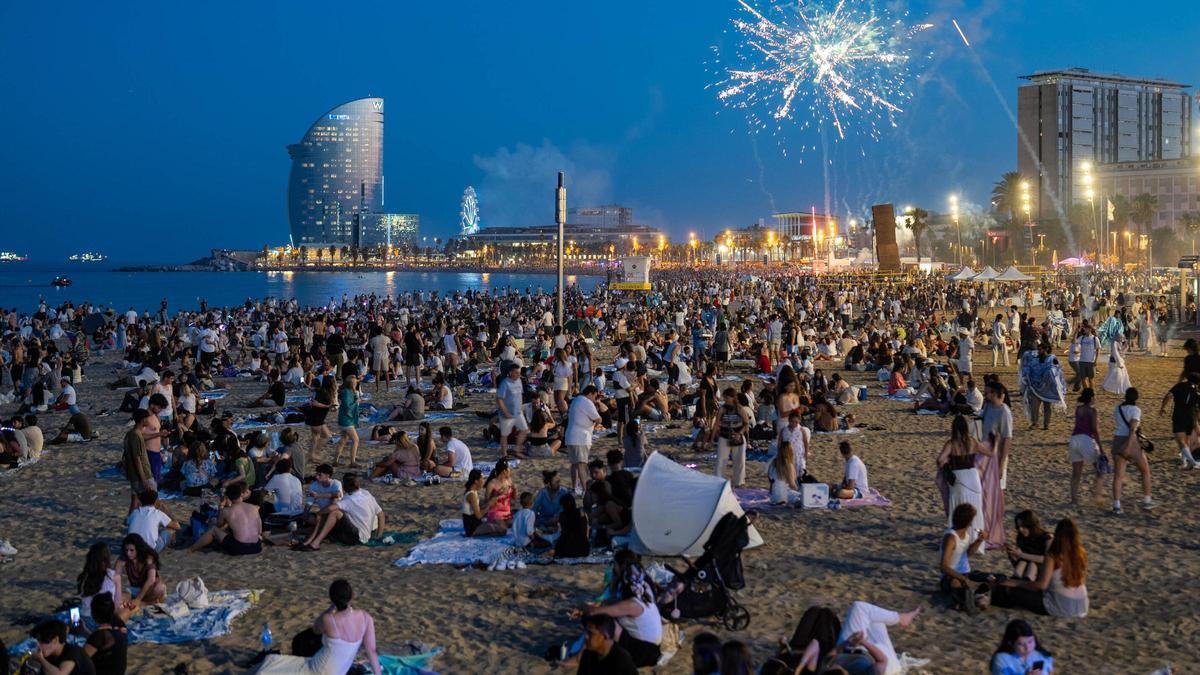 La verbena de Sant Joan en las playas de Barcelona La verbena de Sant Joan en las playas de Barcelona