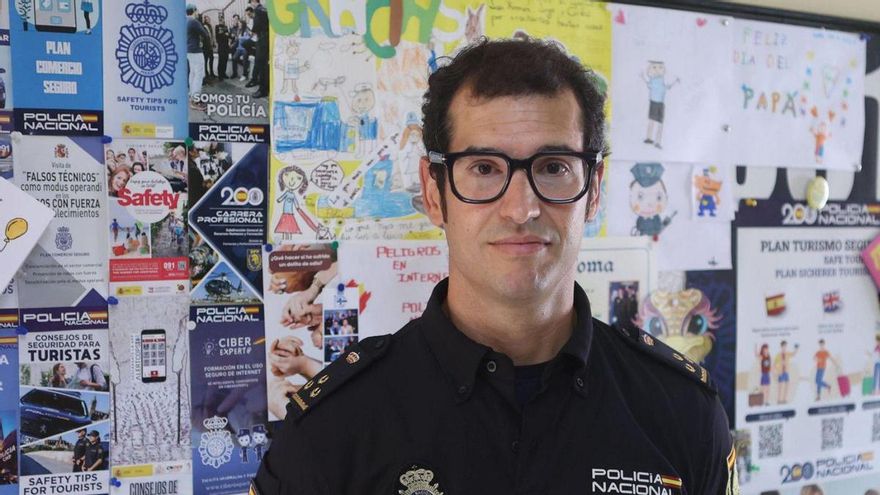 El inspector Alberto Arias, en las dependencias de Policía Nacional en Lonzas. | | IAGO LÓPEZ /ROLLER AGENCIA
