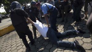 Policías y opositores se enfrentan antes de inicio de protesta en Nicaragua